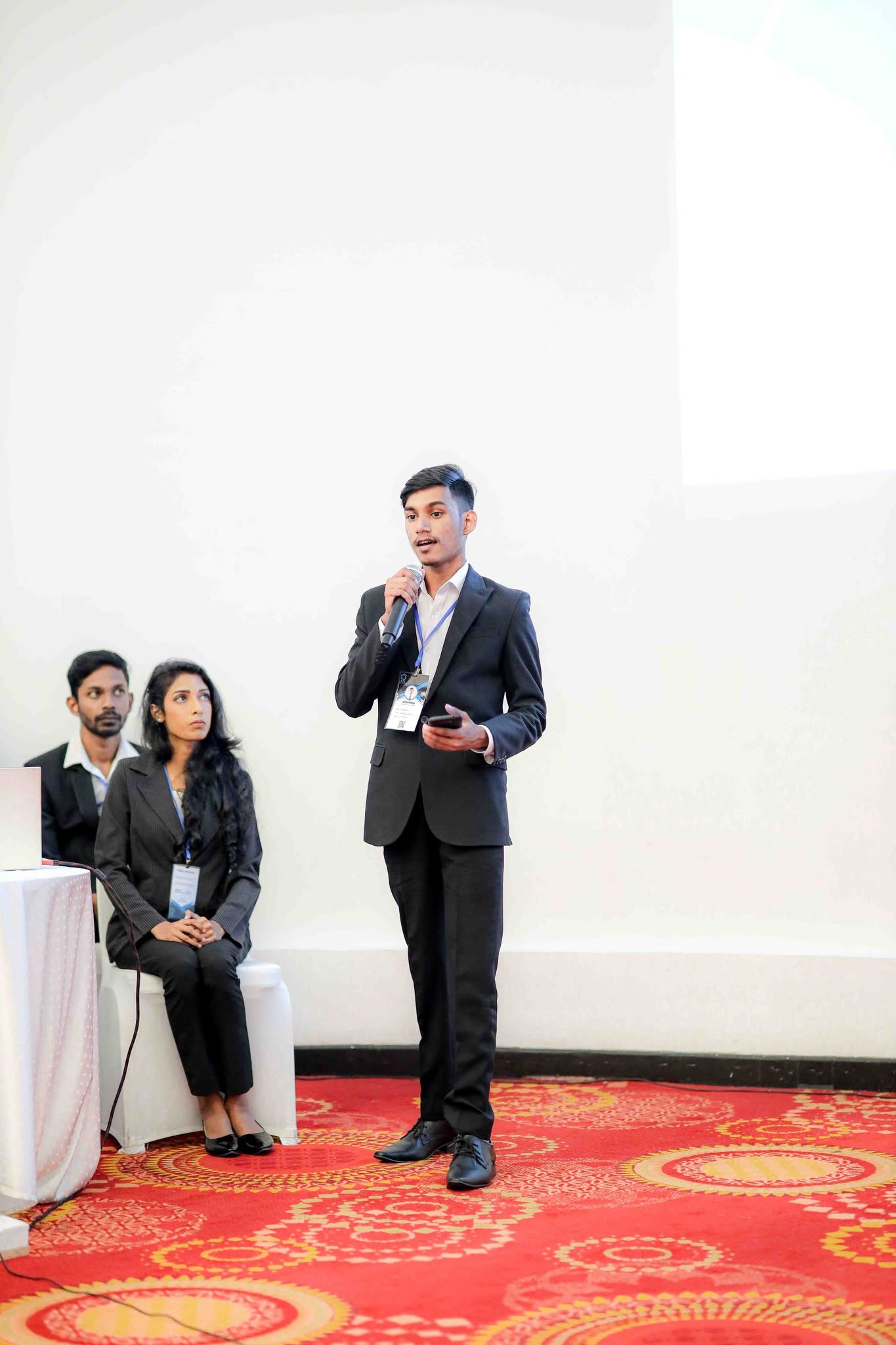 Irosh Perera presenting a software project at Innovesta 2023